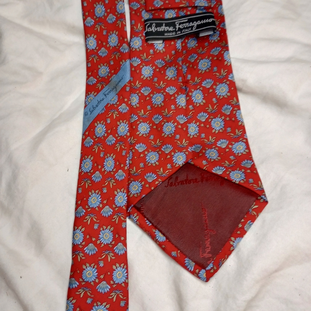 Salvatore Ferragamo 100% Silk Blue flowers Red Tie Excellent Condition - Picture 4 of 4